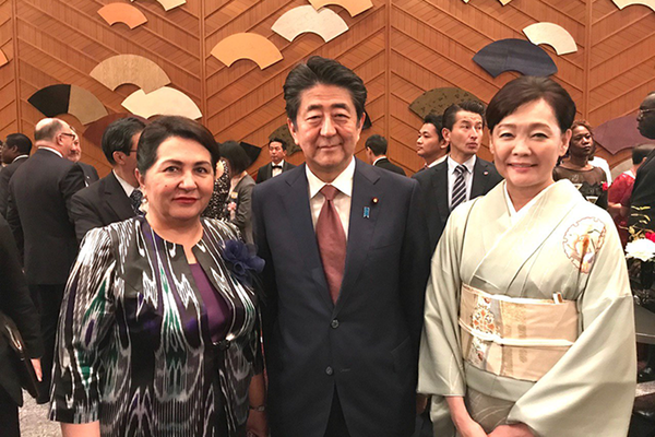 Танзила Нарбаева встретилась с императором Нарухито и Премьер-министром Японии Синдзо Aбэ - Sputnik Узбекистан