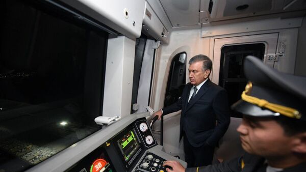 Президент в метро - Sputnik Узбекистан