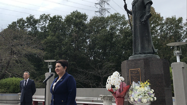 Танзила Нарбаева возложила цветы к памятнику Алишера Навои в Японии - Sputnik Узбекистан