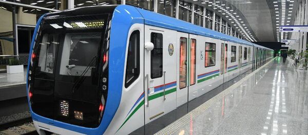 Шавкат Мирзиёев ознакомился с ходом строительства Сергелийской ветки столичного метрополитена. - Sputnik Ўзбекистон