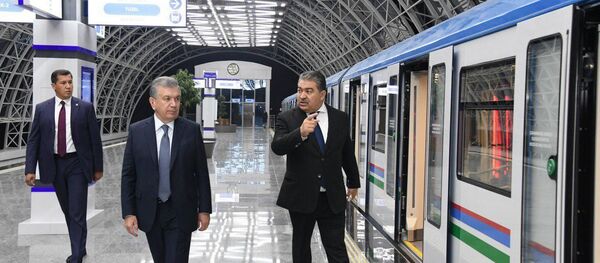 Президент Шавкат Мирзиёев ознакомился с ходом строительства Сергелийской ветки столичного метрополитена. - Sputnik Ўзбекистон