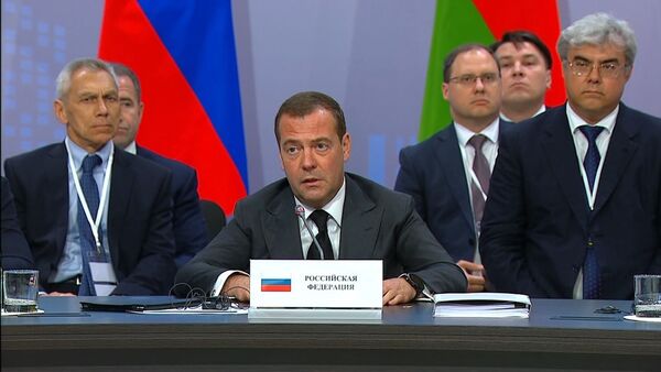 Это неконкурентная борьба: Медведев о заявлении США по Узбекистану и ЕАЭС - Sputnik Узбекистан