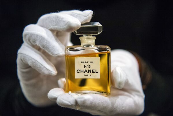 Флакон духов Chanel № 5 на выставке I love Chanel. Частные коллекции в МВЦ Музей Моды в Москве - Sputnik Ўзбекистон