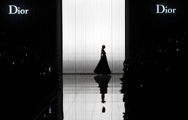 Модель во время показа Диор на Неделе моды в Париже - Sputnik Узбекистан