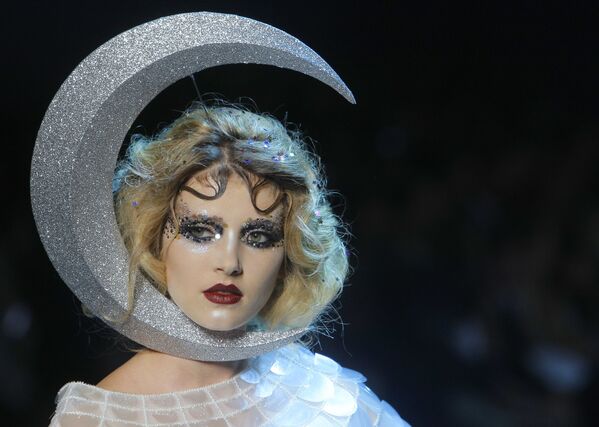 Модель на показе Christian Dior на Парижской неделе моды - Sputnik Узбекистан