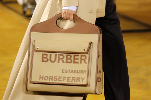 Модель с сумкой Burberry на показе в Лондоне - Sputnik Ўзбекистон