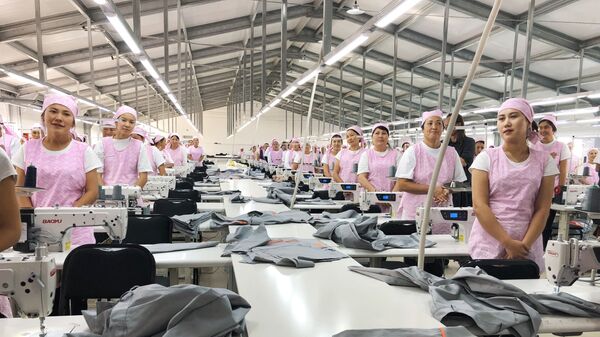  Tekstilnaya fabrika v Muynake, kotoraya stala mestom raboti dlya 700 chelovek - Sputnik O‘zbekiston