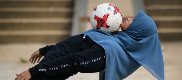 Девушка в хиджабе играет в футбол - Sputnik Узбекистан