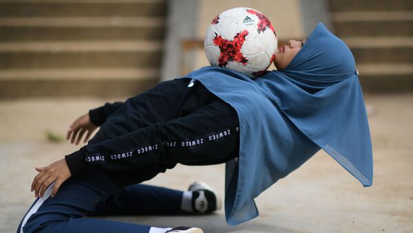 Девушка в хиджабе играет в футбол - Sputnik Узбекистан