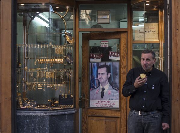 Мужчина возле ювелирного магазина в районе Баб Тума в Дамаске - Sputnik Узбекистан