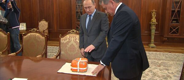 Россия Мудофаа вазири Шойгу Туркия томонидан уриб туширилган Су-24 қора қутисини Путинга кўрсатмоқда. Россия Мудофаа вазири Шойгу Туркия томонидан уриб туширилган Су-24 қора қутисини Путинга кўрсатмоқда. - Sputnik Ўзбекистон