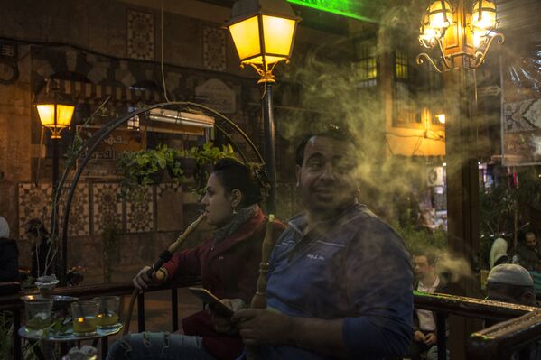 Люди курят кальян в одном из кафе в Дамаске - Sputnik Узбекистан