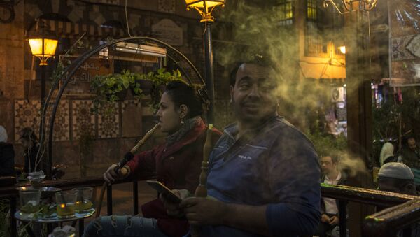 Люди курят кальян в одном из кафе в Дамаске - Sputnik Узбекистан