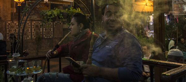 Люди курят кальян в одном из кафе - Sputnik Узбекистан