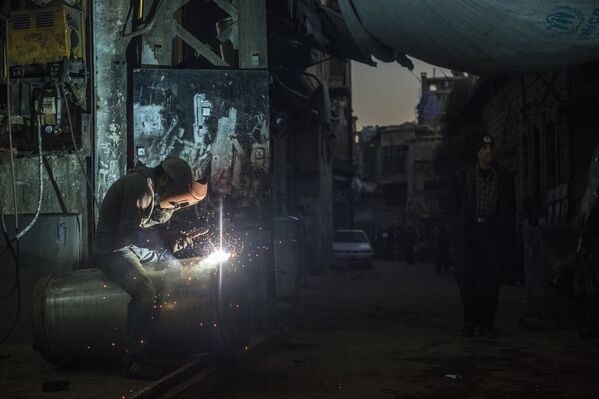 Рабочий на одной из улиц в Дамаске - Sputnik Узбекистан