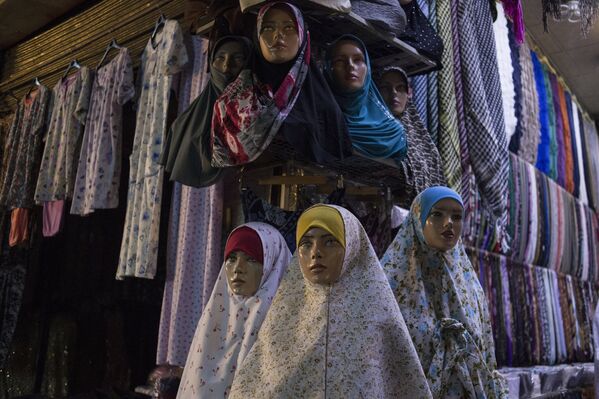 Манекены возле магазина одежды на одной из улиц в Дамаске - Sputnik Узбекистан