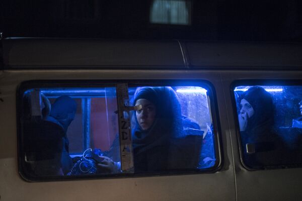 Женщина едет в автобусе по одной из улиц Дамаска - Sputnik Узбекистан