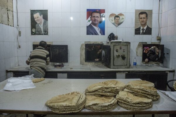 Люди ожидают своей очереди в пекарне в Дамаске - Sputnik Узбекистан