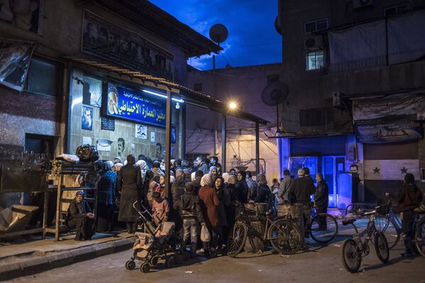 Люди стоят в очереди в пекарню в Дамаске - Sputnik Узбекистан