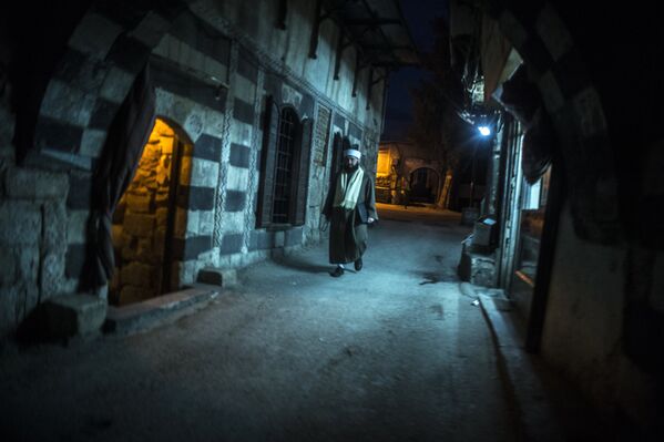 Мужчина идет по одной из улиц в старом городе в Дамаске - Sputnik Узбекистан
