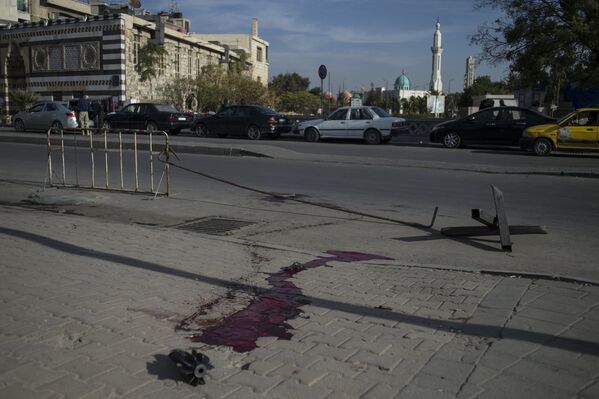 Кровь на месте попадания мины в жилой квартал Дамаска Баб Тума - Sputnik Узбекистан
