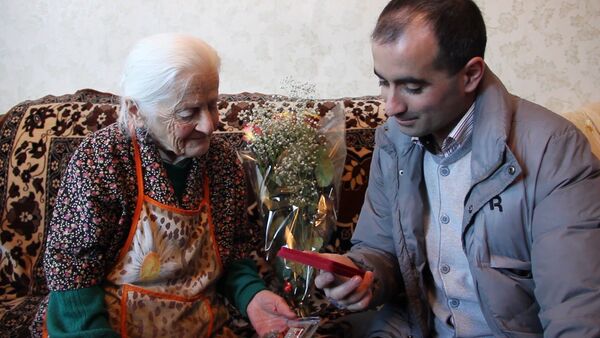 Ветерану ВОВ Болотаевой передали медаль в честь 70-летия Победы - Sputnik Узбекистан