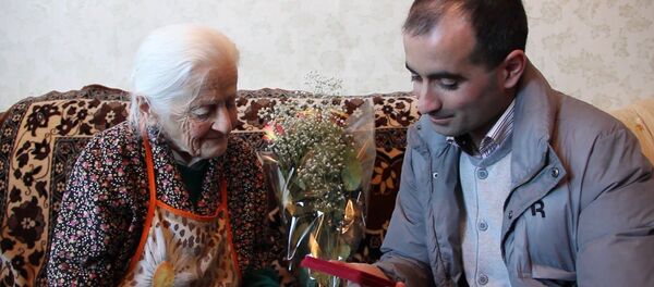 Ветерану ВОВ Болотаевой передали медаль в честь 70-летия Победы - Sputnik Узбекистан