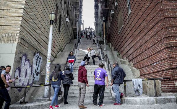 Люди позируют на ставшей знаменитой лестнице в Бронксе, Нью-Йорк - Sputnik Узбекистан