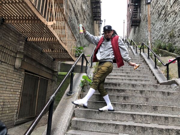 Радиоведущий Джей Гарсия исполняет танец Джокера на ставшей знаменитой лестнице в Бронксе, Нью-Йорк - Sputnik Узбекистан