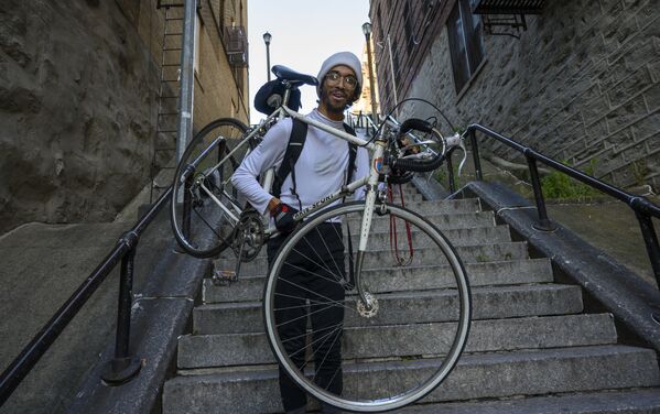 Местный житель с велосипедом проходит по лестнице Джокера в Бронксе, Нью-Йорк - Sputnik Узбекистан