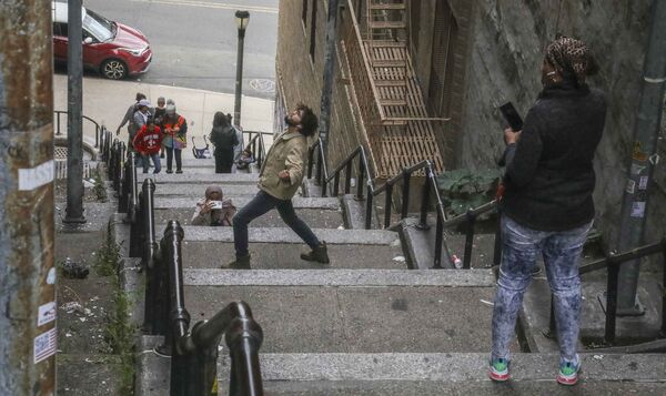 Туристы позируют для фотографии на лестнице Джокера в Бронксе, Нью-Йорк - Sputnik Узбекистан