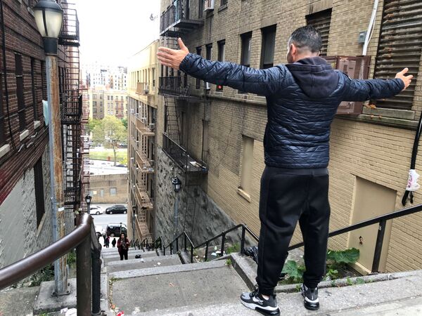 Турист из Мексики на лестнице Джокера в Бронксе, Нью-Йорк - Sputnik Узбекистан