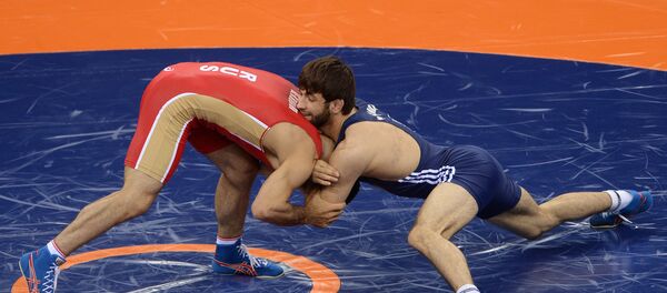 Ильяс Бекбулатов в поединке за бронзовую медаль на соревнованиях по вольной борьбе в весовой категории до 65кг на I Европейских играх в Баку. - Sputnik Узбекистан