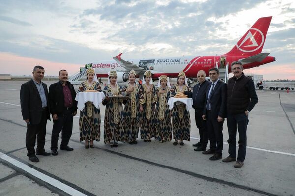 Туркиядан биринчи чартер парвози амалга оширилди Туркиядан биринчи чартер парвози амалга оширилди - Sputnik Ўзбекистон