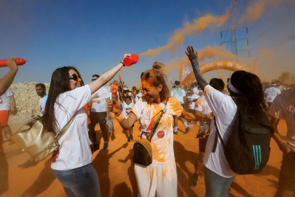 Участницы Цветного забега во время фестиваля в Эр-Рияде, Саудовская Аравия. - Sputnik Узбекистан
