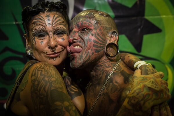 Уругвайский художник-татуировщик Виктор Хьюго Перальта и его жена, аргентинский художник-татуировщик Габриэла Перальта - Sputnik Узбекистан