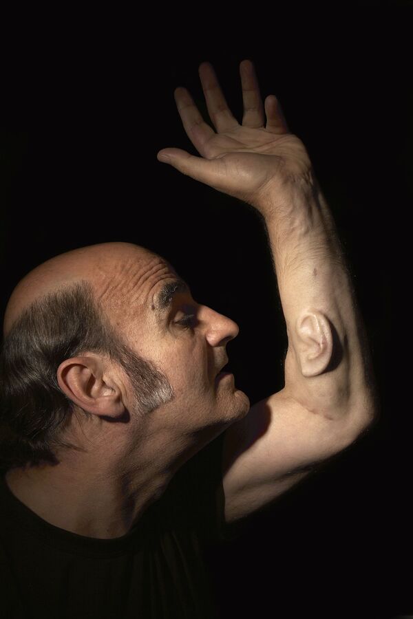 Австралийский художник-акционист Стелиос Аркадиу, вырастивший на левой руке дополнительное ухо - Sputnik Узбекистан