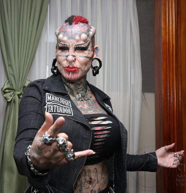 Мексиканская предпринимательница, юриста и татуировщик Мария Хосе Кристерна, также известная как Женщина-вампир - Sputnik Ўзбекистон