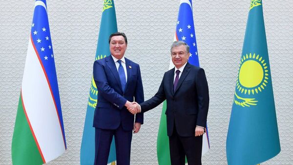 Президент Узбекистана Шавкат Мирзиёев и премьер-министр Казахстана Аскар Мамин - Sputnik Узбекистан