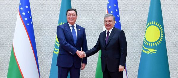 Президент Узбекистана Шавкат Мирзиёев и премьер-министр Казахстана Аскар Мамин - Sputnik Узбекистан