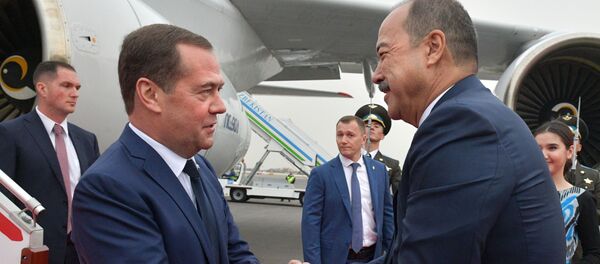 Председатель правительства РФ Дмитрий Медведев и премьер-министр Узбекистана Абдулла Арипов (справа) во время встречи в аэропорту Ташкента в рамках саммита глав правительств государств-членов Шанхайской организации сотрудничества (ШОС) Председатель правительства РФ Дмитрий Медведев и премьер-министр Узбекистана Абдулла Арипов (справа) во время встречи в аэропорту Ташкента в рамках саммита глав правительств государств-членов Шанхайской организации сотрудничества (ШОС) - Sputnik Ўзбекистон
