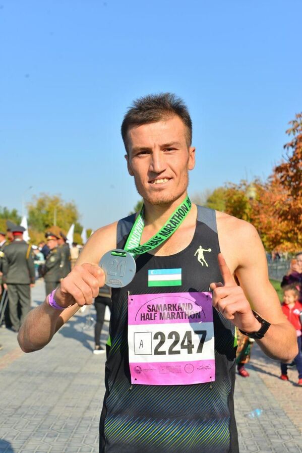 Победитель марафона на дистанции 21,1 км Шоҳрух Давлатов - Sputnik Узбекистан