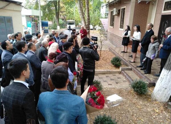 В Ташкенте установили мемориальную доску на доме, где жил народный поэт - Sputnik Узбекистан