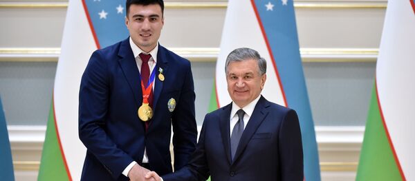 Баходир Джалолов принимает поздравления от президента Узбекистана Шавката Мирзиёева Баходир Джалолов принимает поздравления от президента Узбекистана Шавката Мирзиёева - Sputnik Ўзбекистон