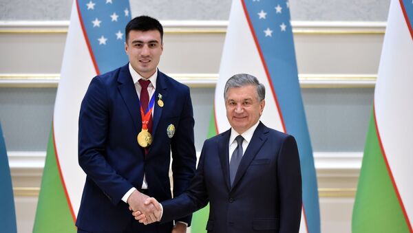Baxodir Djalolov prinimayet pozdravleniya ot prezidenta Uzbekistana Shavkata Mirziyoyeva - Sputnik O‘zbekiston