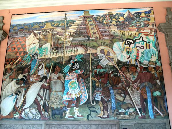  Настенная живопись Диего Риверы c изображением повседневной жизни в ацтекские времена в Национальном дворце в Мехико - Sputnik Узбекистан
