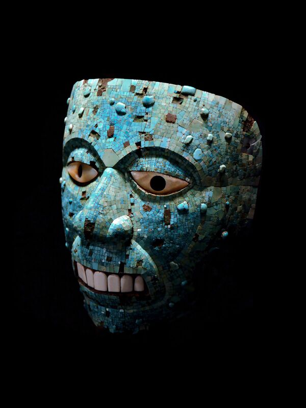 Маска ацтекского божества Xiuhtecuhtli в Британском музее в Лондоне - Sputnik Узбекистан
