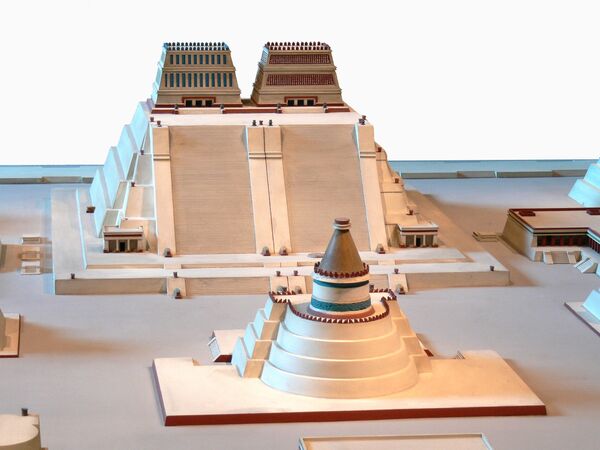 Модель пирамиды  Уицилопочтли (Темпло Майор) в Национальном музее антропологии в Мехико - Sputnik Узбекистан