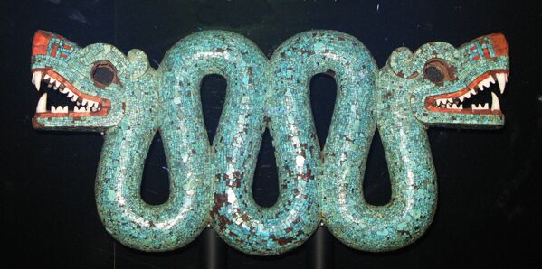Ацтекский двуглавый змей, выполненный из бирюзы, из коллекции Британского музея - Sputnik Узбекистан