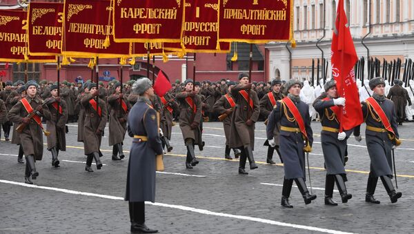 Знаменная группа во время марша, приуроченного к 78-й годовщине парада 7 ноября 1941 года на Красной площади - Sputnik Узбекистан